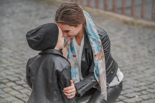 Mor Leker Med Sin Dotter Staden — Stockfoto