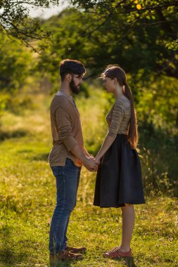 Doğada çift, sanal gerçeklik gözlüklü kız yakın plan.