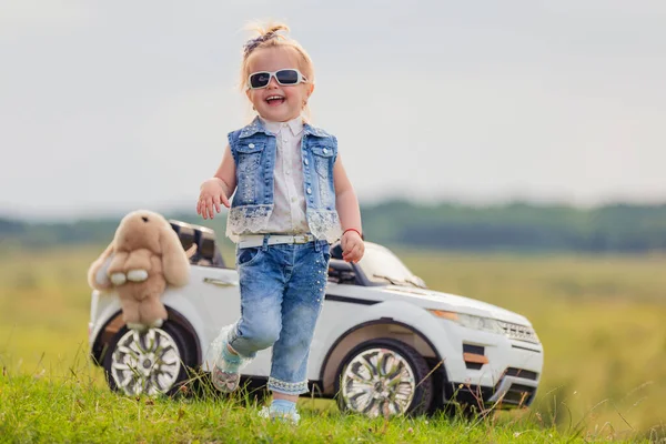 Small Child Stands His Car Lawn — Stockfoto