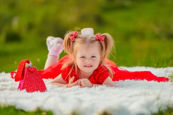 Little Girl Red Dress Lies White Blanket — Stock fotografie