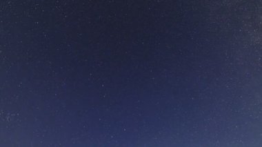 Gecenin zaman aşımına uğramış yıldızlı gökyüzü