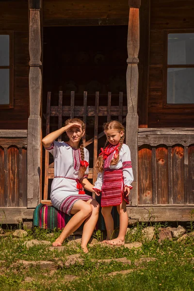 Ukrayna Ulusal Kostümlü Anne Kız Eski Bir Evin Yanında Oturuyorlar — Stok fotoğraf