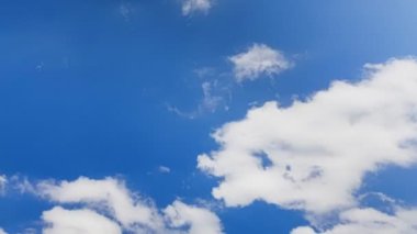 gündüz vakti bulutlarla gökyüzü zaman ayarlı