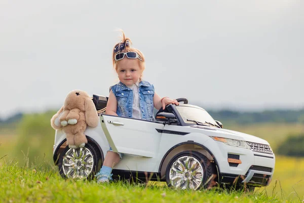 Small Child Stands His Car Lawn — Stock Photo, Image