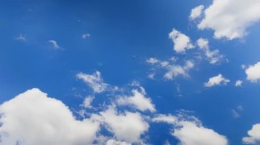 gündüz vakti bulutlarla gökyüzü zaman ayarlı