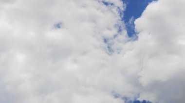 gündüz vakti bulutlarla gökyüzü zaman ayarlı