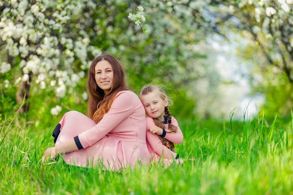 Mother Daughter Sit Flowering Garden Backs Each Other — Stok fotoğraf