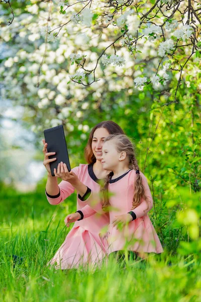 Mother Daughter Take Pictures Using Tablet Nature — Fotografia de Stock