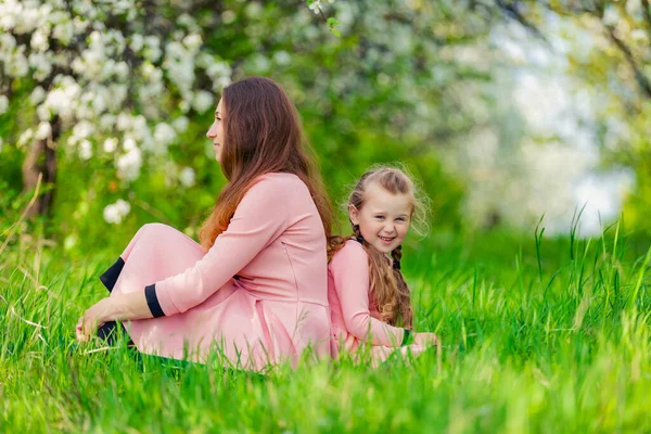 Mother Daughter Sit Flowering Garden Backs Each Other — Foto de Stock