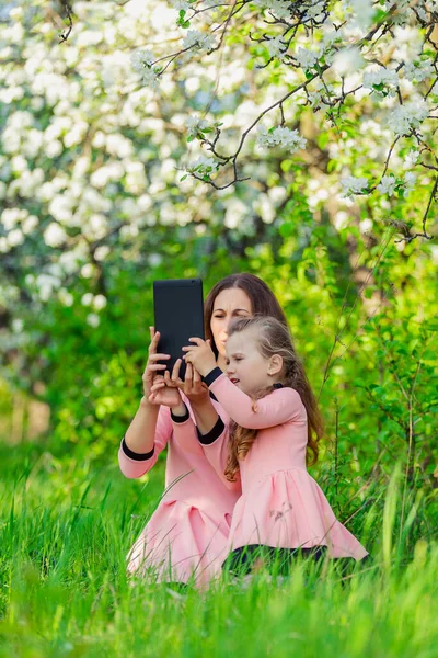 Mother Daughter Take Pictures Using Tablet Nature —  Fotos de Stock