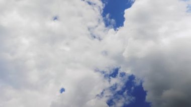 Gökyüzünde hareket eden beyaz bulutlar