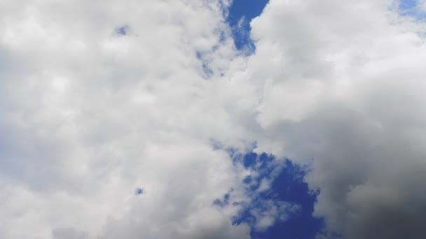 Weiße Wolken Über Den Himmel Ziehen — Stockvideo