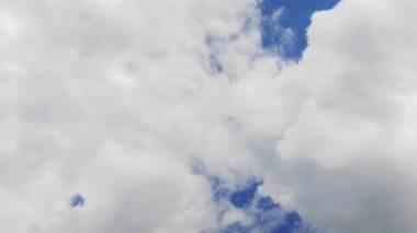 Gökyüzünde hareket eden beyaz bulutlar