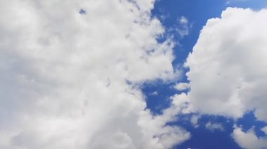 Gökyüzünde hareket eden beyaz bulutlar