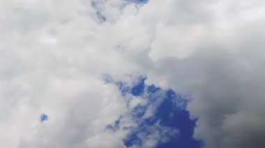 Gökyüzünde hareket eden beyaz bulutlar