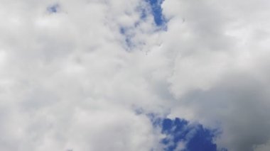 Gökyüzünde hareket eden beyaz bulutlar