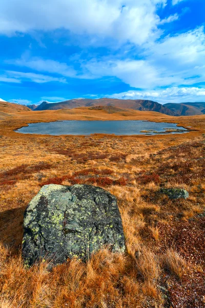 Lago de piedra y nubes —  Fotos de Stock