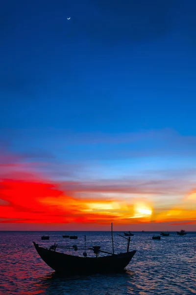 Coucher de soleil, silhouette bateau — Photo