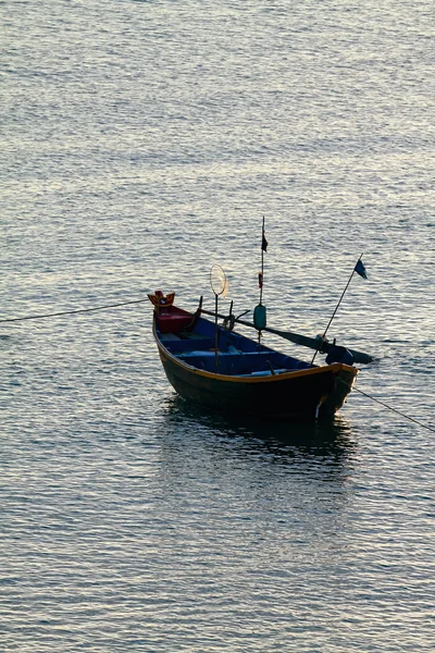 Barco de pesca de madeira, mar — Fotografia de Stock