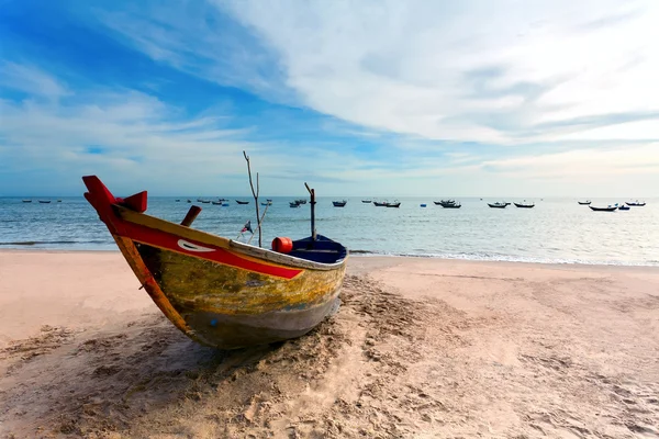 Yalnız balıkçı teknesi