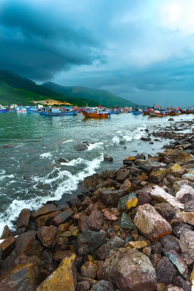 Port de pêche sur la mer dans les montagnes — Stockfoto