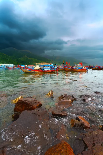 Fishing boats of Vietnam against mountains — Stock Photo, Image