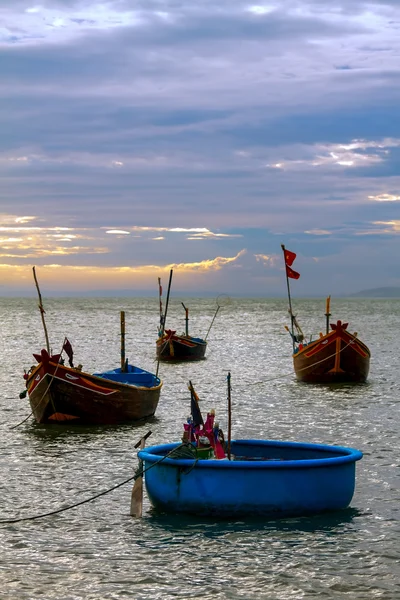 Båtar fiske hav himmel — Stockfoto