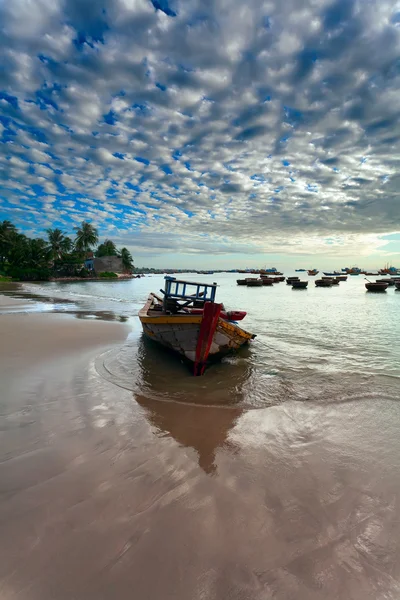 Boat on the coastline — Stock Photo, Image