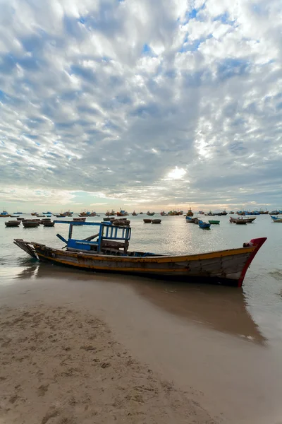 Barco em terra — Fotografia de Stock