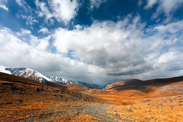 Dağlar, bulutlar, yol — Stok fotoğraf