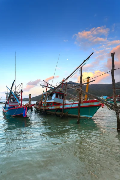Houten vissersboten, water, zonsondergang — Stockfoto