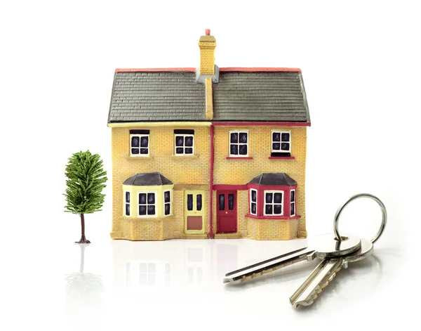 Modell hus med nycklar — Stockfoto