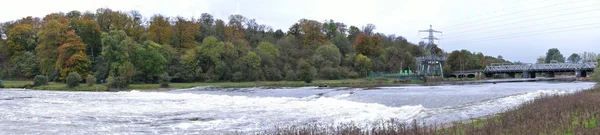 Panorama av weir på floden Trent på Ratcliffe-On-Soar Power Stati — Stockfoto