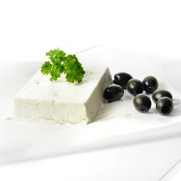 Balkánským sýrem a černými olivami — Stock fotografie