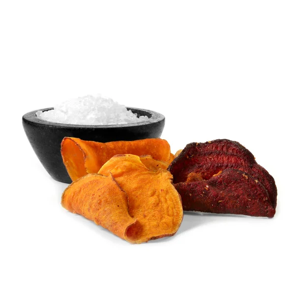 Chipsy warzywne i soli kamiennej — Zdjęcie stockowe