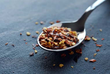 peperoncini secchi sul cucchiaio