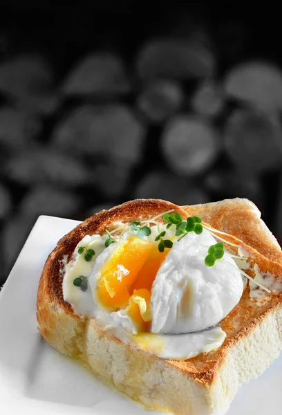 Poached Egg On Toast — Stock Photo, Image