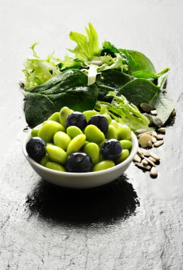 Edamame fasulye ve salata