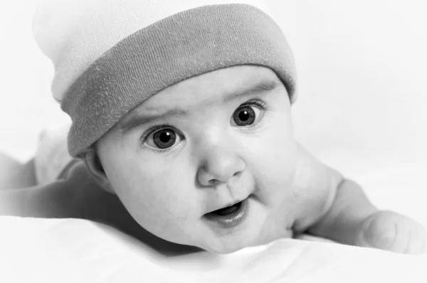 Preto e branco retrato de bonito bebê close-up — Fotografia de Stock