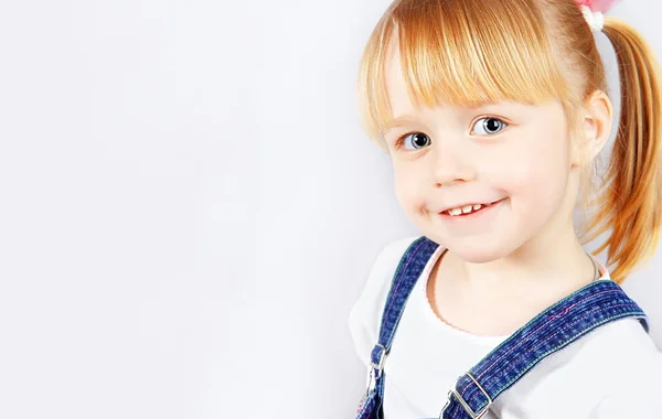 Ritratto di una bambina carina con gli occhi azzurri — Foto Stock