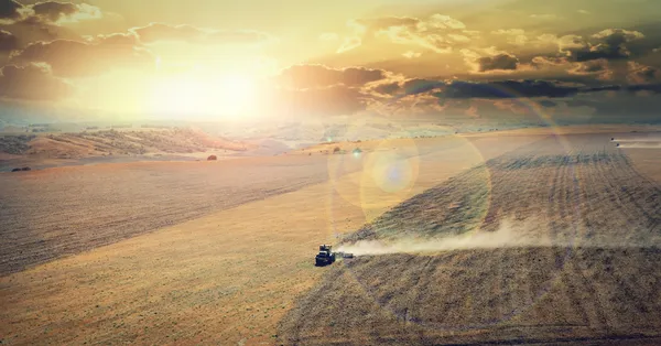 Tractor arando un campo — Foto de Stock