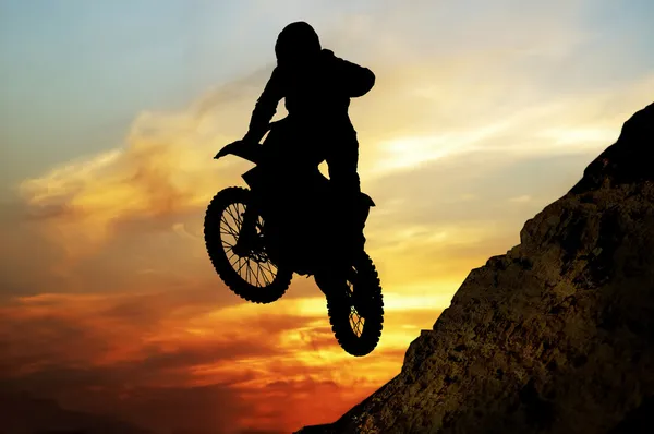 Mototsyklist pour sauter d'une falaise Image En Vente