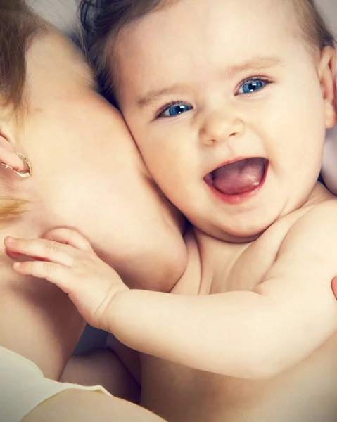 Mãe beijou seu bebezinho, close-up — Fotografia de Stock