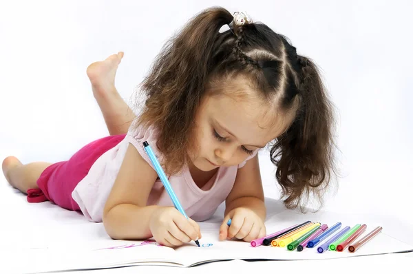 Hübsches Mädchen mit langen Haaren zeichnet Marker — Stockfoto