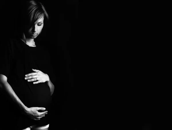 B&w terhes nő hasára átölelve — Stock Fotó