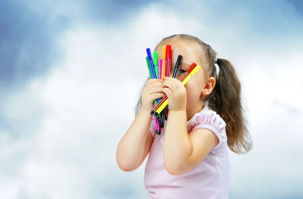 Little pretty girl playing with markers — Stock Photo, Image
