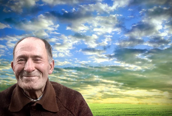 Le vieil homme heureux contre le ciel couchant Images De Stock Libres De Droits