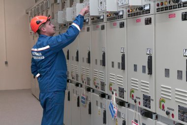 электричество подстанция строительство вольт строители провода свет кабель контакты