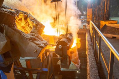 Endüstriyel metalurji fırını. Metal üretimi. Red-hot metal eritme dökümü.