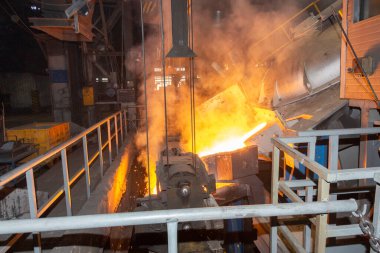Endüstriyel metalurji fırını. Metal üretimi. Red-hot metal eritme dökümü.